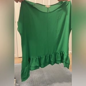 Kelly Green flowy shirt
S/M